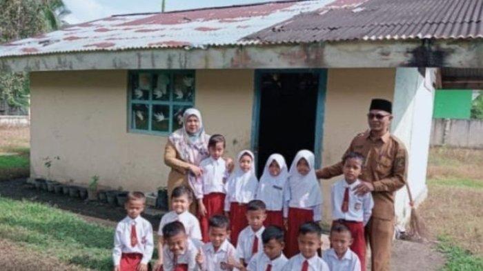 Sekolah Rusak,Siswa SD di Kabupaten Kampar Belajar di WC